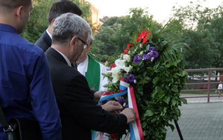 U spomen na poginule u Domovinskom ratu položeni su vijenci i zapaljene svijeće