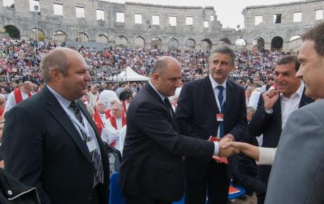 Brojni hodočasnici i političari iskoristili su prigodu da HDZ-ovu vodstvu čestitaju na izbornim pobjedama: (slijeva) šef istarskoga županijskog odbora Marino Roce, glavni tajnik Milijan Brkić i predsjednik Tomislav Karamarko