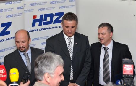 Izjava za medije u društvu s (lijevo) predsjednikom Gradskog odbora HDZ-a Čakovca dr. sc. Tomislavom Novinščakom i Darkom Horvatom, prvim čovjekom naše stranke u Međimurju