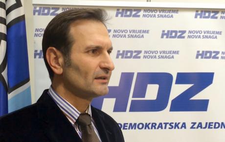 Gospođa Grabar-Kitarović razgovara s ljudima i osluškuje bilo hrvatskog naroda…