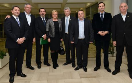 Buduća predsjednica RH s koalicijskim partnerima Brankom Hrgom (HSS) i Darinkom Kosorom (HSLS) ...