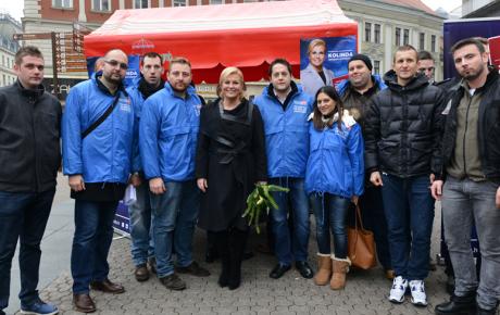 Buduća predsjednica s volonterima na jednom od 51 štanda u Zagrebu i njih više od 600 diljem Hrvatske