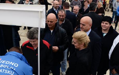 Buduća predsjednica RH na jednom od porečkih štandova s građanima i volonterima