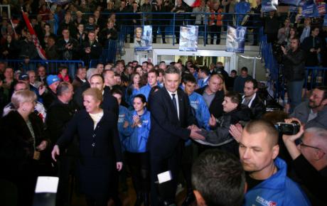 Ovacije dupkom pune dvorane za buduću predsjednicu i budućeg premijera!