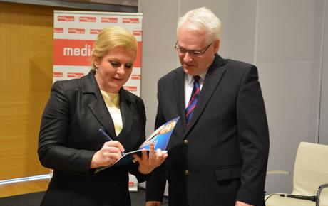 Budući da Milanovićev kandidat Josipović nema nikakav program, buduća predsjednica mu je darovala i potpisala svoj - Za bolju Hrvatsku!
