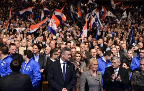 Ovacije dupkom ispunjene dvorane za buduću predsjednicu i budućeg premijera!