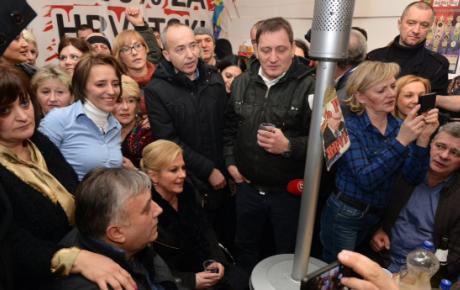 Odmah nakon ponoći buduća predsjednica posjetila je branitelje koji već 73 dana prosvjeduju ispred „matičnog ministarstva“