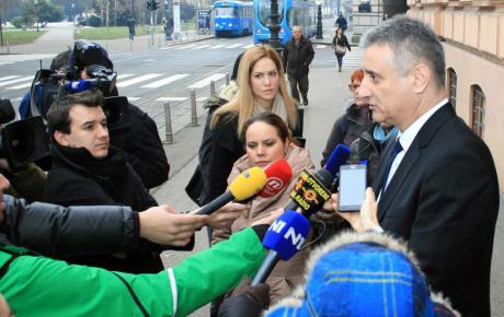 Josipović već debelo zaostaje za našom kandidatkinjom. Sigurno koračamo prema pobjedi!