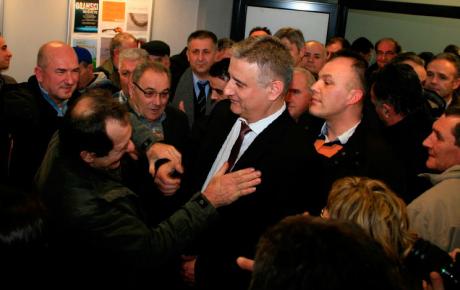 Članovi i simpatizeri s oduševljenjem su dočekali predsjednika Karamarka - pobjednika na svim izborima otkad je preuzeo HDZ!