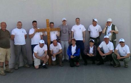 Hodočasnici su krenuli jutros iz Kustošijanske ulice - s mjesta gdje je otkrivena masovna grobnica ... 