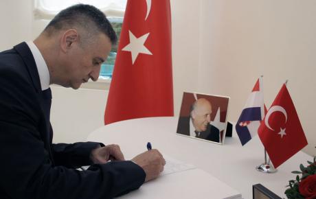 Predsjednik Karamarko upisao se u knjigu žalosti u turskoj rezidenciji u Zagrebu