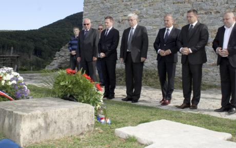 Vijenci i svijeće na Oltaru domovine