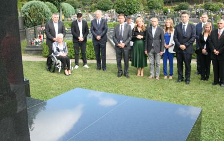 Na grobu Brune Bušića - žrtve Udbina atentata