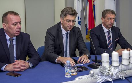 (slijeva) Župan Milan Kolić, premijer Plenković i prvi čovjek ličko-senjskog (županijskog) HDZ-a Darko Milinović