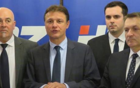 (sprijeda) Vladimir Bregović, Gordan Jandroković i Dražen Barišić