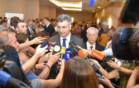 S gospodarskim, socijalnim, pa i međunarodnim aspektima našeg svakodnevnog rada nosimo se čvrsto i postojano!