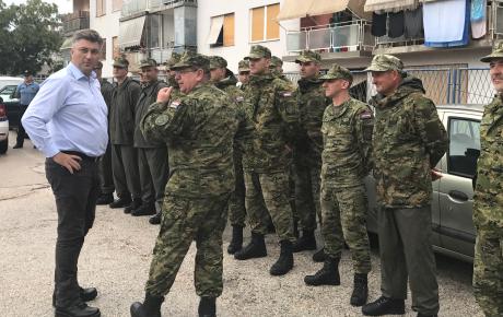 HV je dovezla 14 motornih crpki za ispumpavanje vode, 13 teretnih kamiona za prijevoz osoba i 6 radnih strojeva za raščišćavanje naplavina