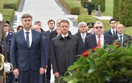 Na zajedničkoj grobnici za neidentificirane žrtve iz Domovinskoga rata na Krematoriju
