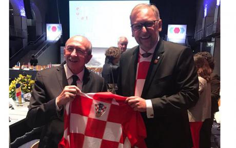 Gerardu Collombu, francuskom ministru unutarnjih poslova - uoči sraza „Vatrenih“ s Francuzima u finalu - Božinović je poklonio hrvatski pobjednički dres!