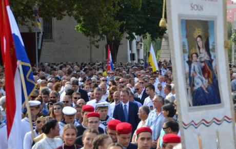 Procesija oko svetišta Gospe od Otoka u Solinu