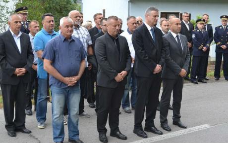 Predsjednik Karamarko poklonio se herojskoj žrtvi poginulih redarstvenika u obrani Struge Banske