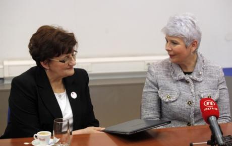 bozicna-donacija-hdz-a-zakladi-ana-rukavina-_0.jpg