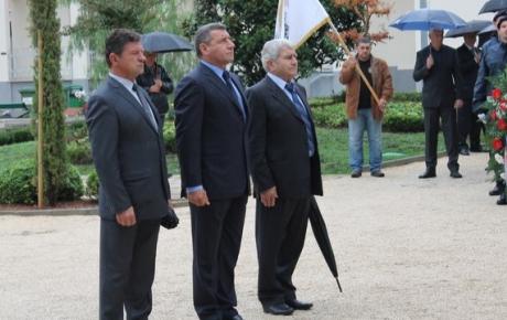 Počast poginulim braniteljima pred Središnjim križem na Gradskom groblju u Zadru: (slijeva) Željko Dilber, Ante Gotovina i Danijel Telesmanić