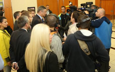 I predsjedniku RH i premijeru, svima koji pokušavaju izjednačavati planske, masovne zločine komunizma s pojedinačnim ubojstvima u demokratskoj Hrvatskoj, poručujemo: neće proći!