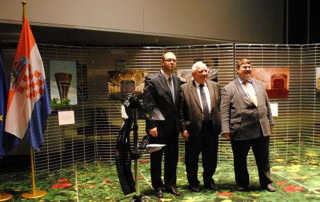 Otvorenje Stierove/Posseltove izložbe uveličao je Joseph Daul (u sredini), novi predsjednik Europske pučke stranke