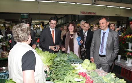 Karlovački gradonačelnik Damir Jelić  s kandidatima na tržnici
