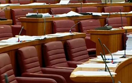 Oporba je ne želeći sudjelovati u cirkusu SDP-ove većine napustila sabornicu i nije glasovala
