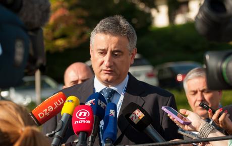 Formulacijom o komunističkim zločinima nudimo Vladi da se izvuče, da kaže pred Europom - mi ne mijenjamo Ustav kako bismo zaštitili jednog čovjeka