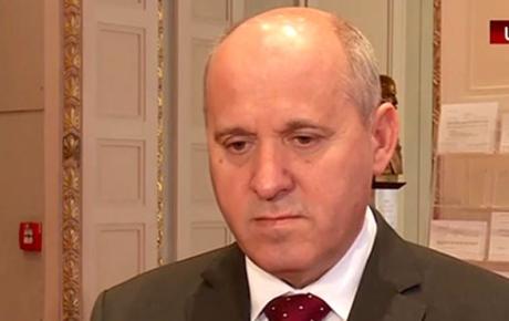 Brojni pravnici su eksplicitni u tome da Povjerenstvo mora prestati s radom!